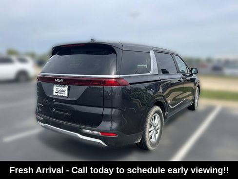 Used 2024 Kia Carnival LX FWD image 3