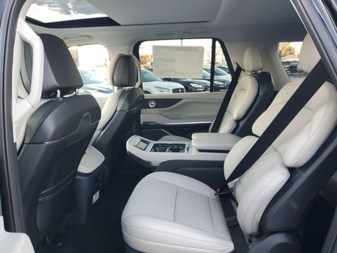 New 2025 Lincoln Navigator L Reserve image 27