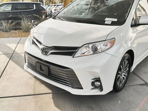 Used 2020 Toyota Sienna XLE w/ XLE Navigation Package image 5