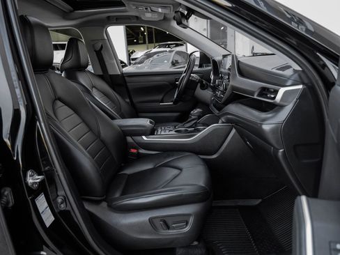 Used 2021 Toyota Highlander XLE image 44