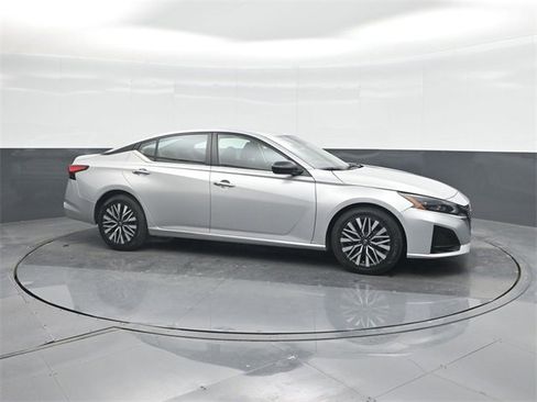 Used 2024 Nissan Altima 2.5 SV image 11