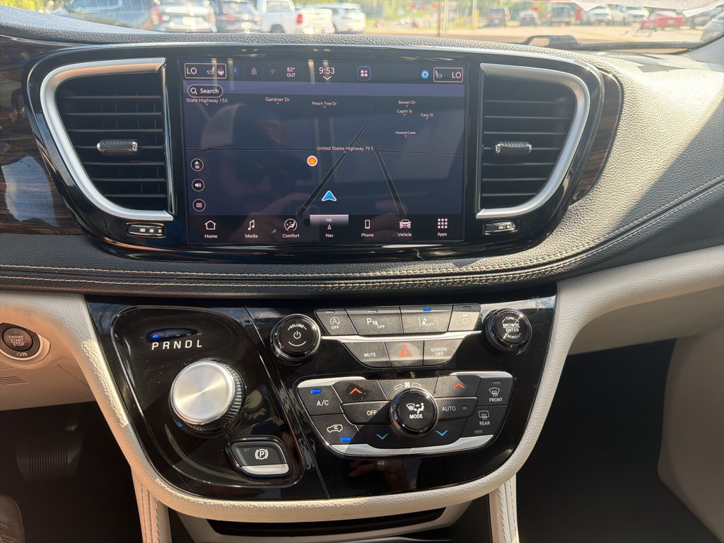 Used 2023 Chrysler Pacifica Limited FWD image 35