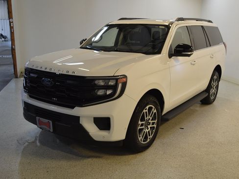 Used 2025 Ford Expedition Active AWD/4WD image 7