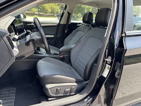 Used 2025 Volkswagen Jetta SE FWD image 19