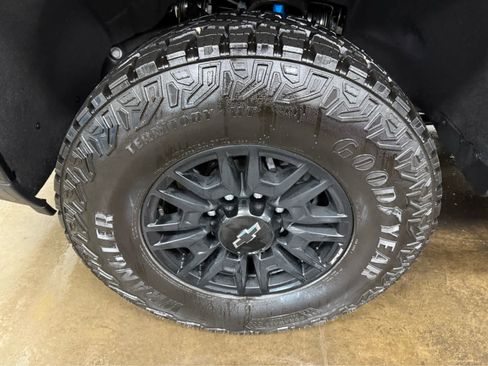 Used 2025 Chevrolet Silverado 2500 ZR2 w/ Technology Package image 33