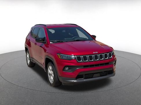 Used 2025 Jeep Compass Latitude AWD/4WD image 3