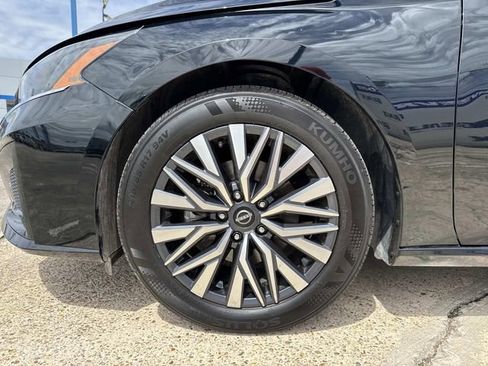 Used 2025 Nissan Altima 2.5 SV FWD image 19