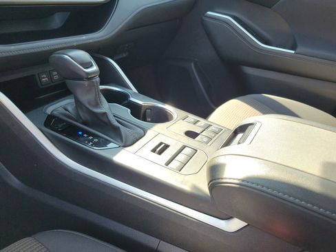 Used 2024 Toyota Highlander LE image 29