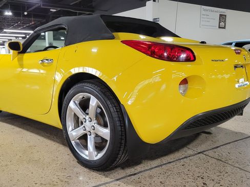 Used 2007 Pontiac Solstice Convertible w/ Premium Package RWD image 29