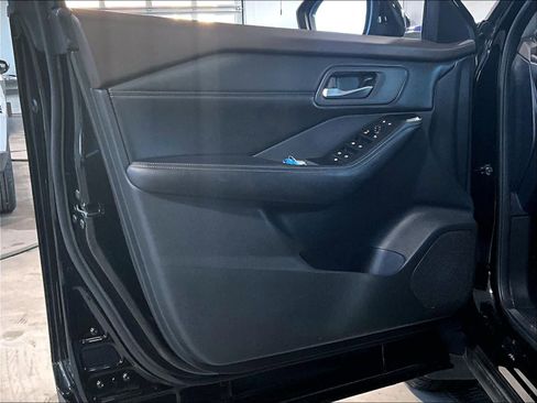 Used 2023 Nissan Rogue SV w/ SV Premium Package image 9