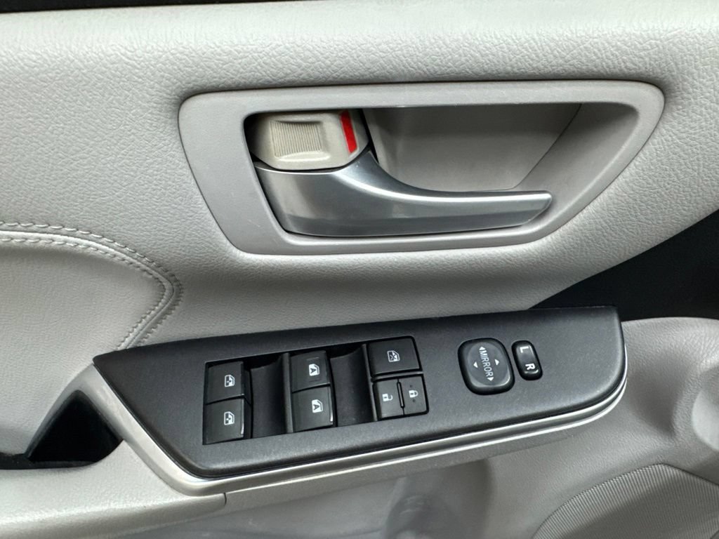 Used 2015 Toyota Camry XLE w/ Moonroof Package FWD image 29