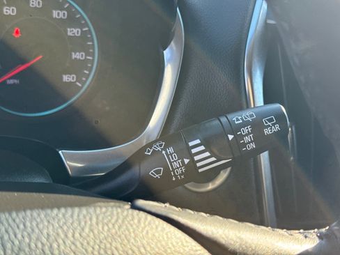 Used 2021 Chevrolet Traverse LT image 18