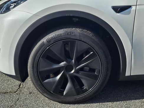 Used 2025 Tesla Model Y Long Range image 17