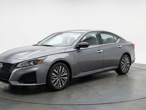 Used 2025 Nissan Altima 2.5 SV image 3