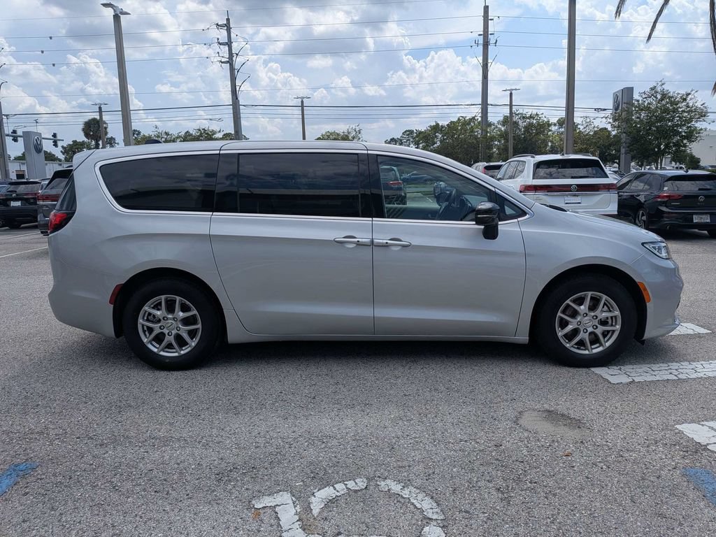 Used 2024 Chrysler Pacifica Touring-L FWD image 7