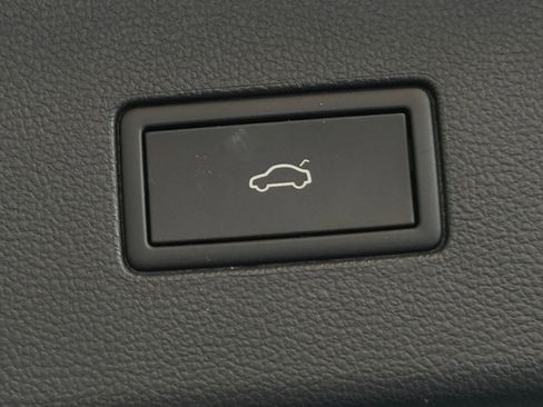 Used 2025 Volkswagen Atlas SE image 29