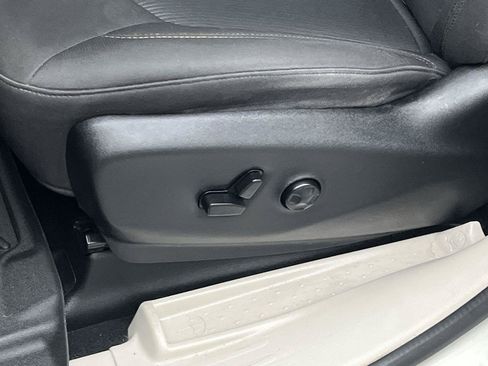 Used 2017 Chrysler Pacifica Touring FWD image 9