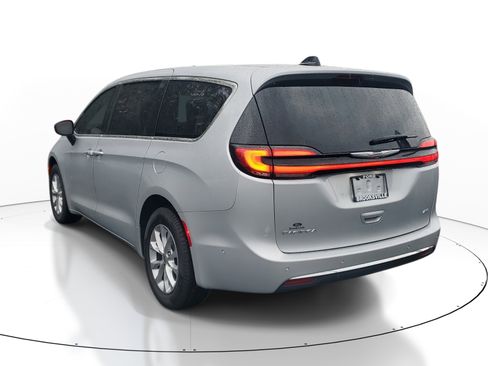 Used 2024 Chrysler Pacifica Touring-L image 4