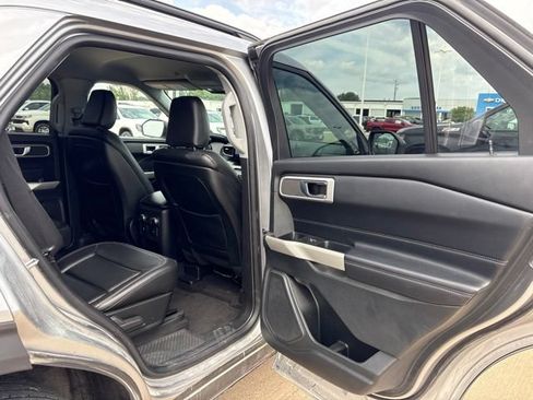 Used 2020 Ford Explorer XLT w/ Equipment Group 202A AWD/4WD image 18