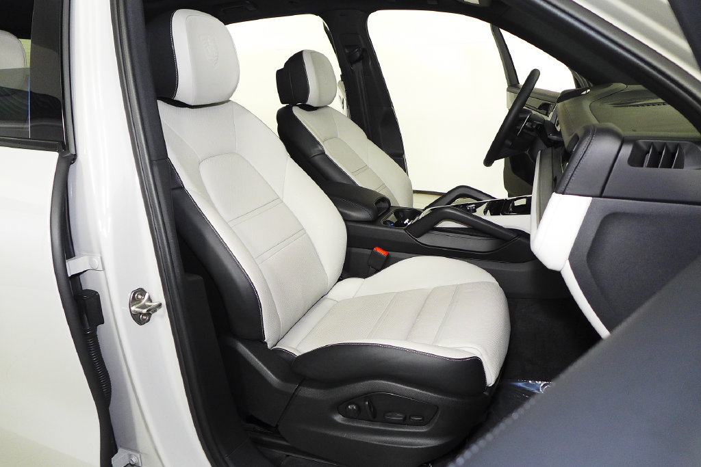 Used 2025 Porsche Cayenne AWD/4WD image 19