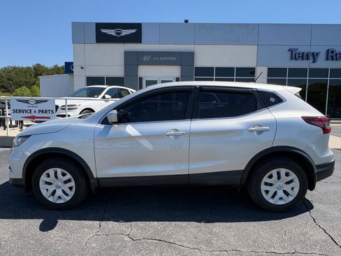 Used 2020 Nissan Rogue Sport S image 4