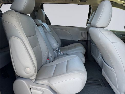 Used 2017 Toyota Sienna XLE w/ XLE Navigation Package FWD image 24