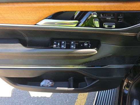 Used 2022 Jeep Grand Wagoneer Series III w/ Rear Seat Video Group 1 image 16