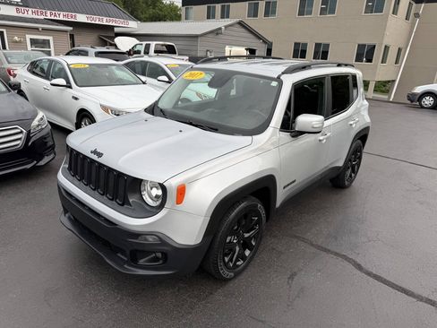 Used 2017 Jeep Renegade Altitude FWD image 2