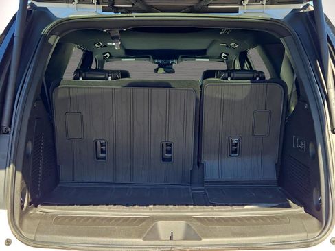 Used 2023 GMC Yukon SLT w/ SLT Premium Package image 15