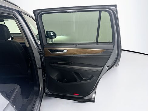 Used 2025 Volkswagen Atlas SE image 33