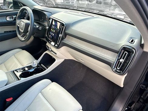 Used 2024 Volvo XC40 B5 Plus image 33