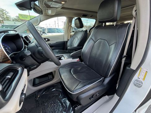 Used 2023 Chrysler Pacifica Limited image 40