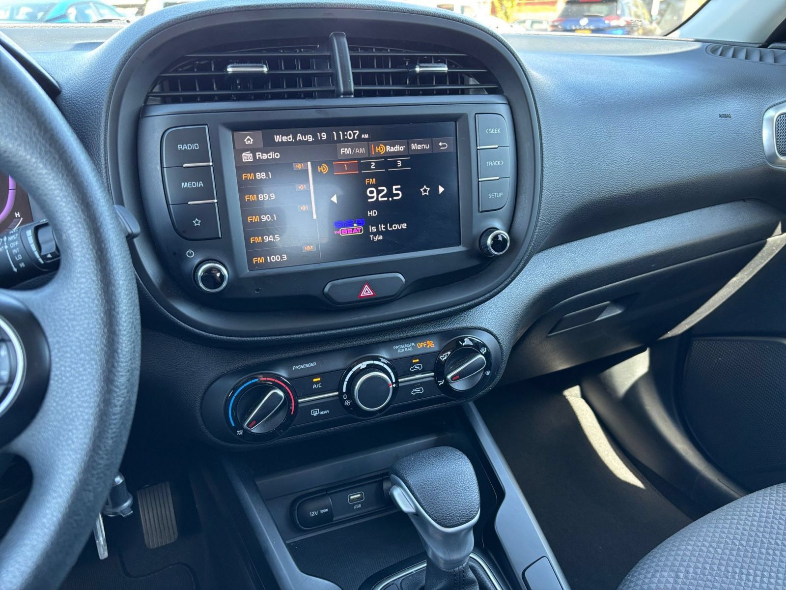 Used 2025 Kia Soul LX w/ LX Technology Package FWD image 16