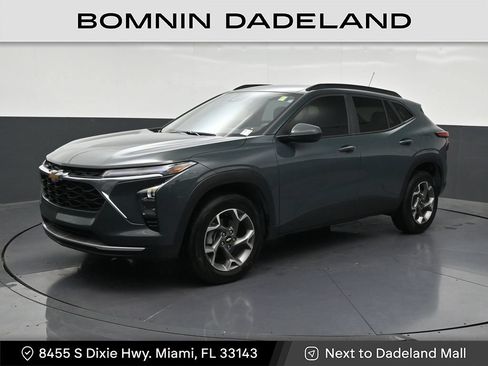Used 2025 Chevrolet Trax LT FWD image 1