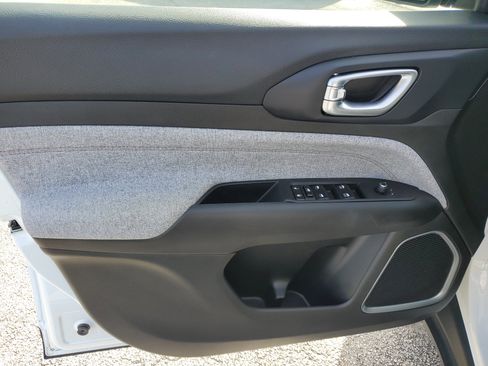 Used 2023 Jeep Compass Latitude image 15