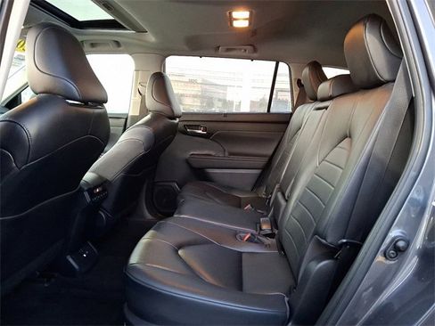 Certified 2023 Toyota Highlander XLE image 17