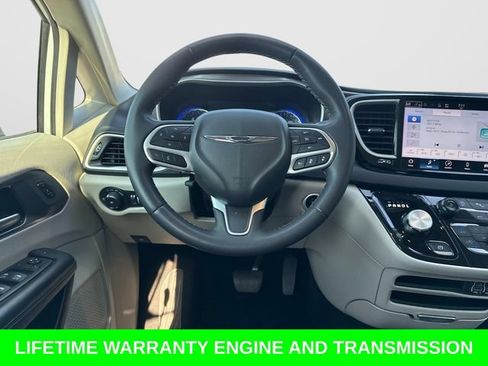 Used 2024 Chrysler Pacifica Touring-L FWD image 18