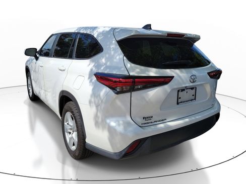 Used 2023 Toyota Highlander LE FWD image 4