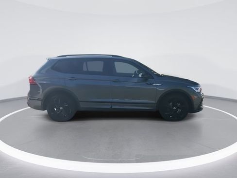 Certified 2024 Volkswagen Tiguan SE R-Line image 9