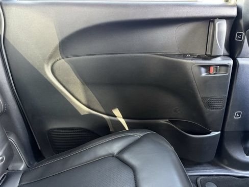 Used 2025 Chrysler Pacifica Select FWD image 23