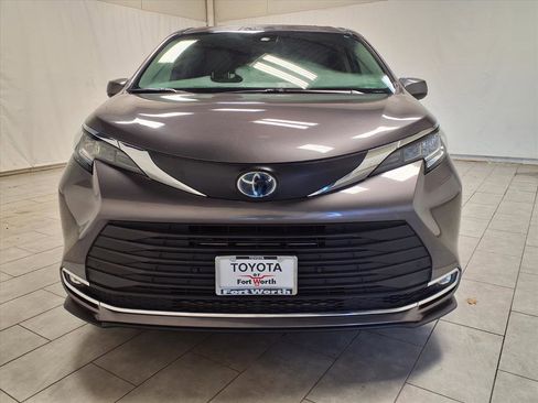 Certified 2021 Toyota Sienna XLE image 2