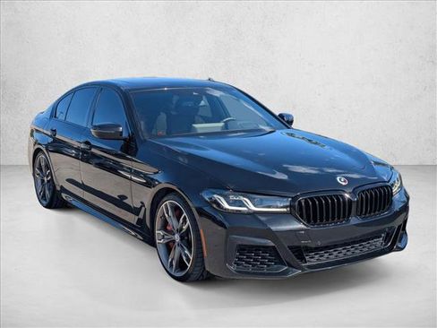 Used 2023 BMW M550i xDrive w/ Dynamic Handling Package image 3