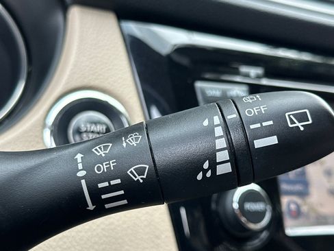 Used 2016 Nissan Rogue SV w/ SV Premium Package image 34