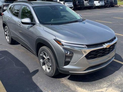 Used 2025 Chevrolet Trax LT w/ Driver Confidence Package FWD image 4