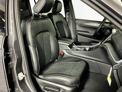 New 2025 Jeep Grand Cherokee L Altitude image 12