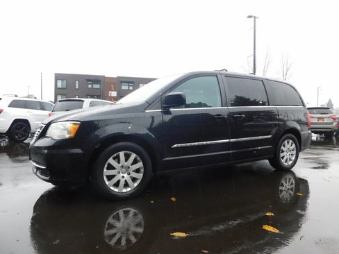 Used 2016 Chrysler Town & Country Touring image 4