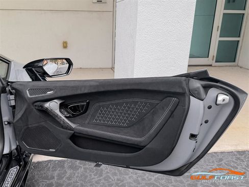 Used 2019 Lamborghini Huracan Performante AWD/4WD image 37