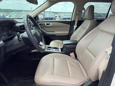 Used 2023 Ford Explorer XLT w/ Equipment Group 202A RWD image 9
