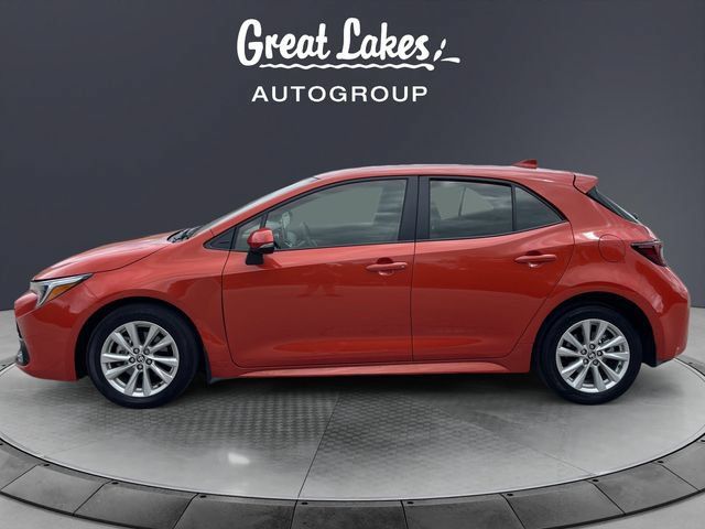 Used 2025 Toyota Corolla SE FWD image 2