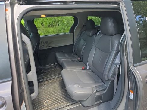 Used 2022 Toyota Sienna LE w/ LE Plus Package AWD/4WD image 12